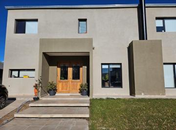 Casa de 8 ambientes, Neuquén · Venta Excelente Casa en B° La Peregrina 290 m² C/ Pileta!