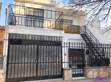 Casa · 95m² · 5 Ambientes · 1 Cochera · Alquilo Casa C/ Cochera