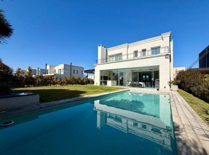 Casa · 241m² · 6 Ambientes · 1 Cochera