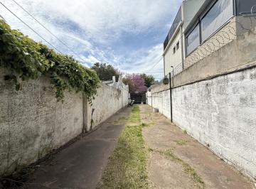 Casa · 140m² · 3 Ambientes · 1 Cochera · Venta - Casa a Refaccionar - Alberdi