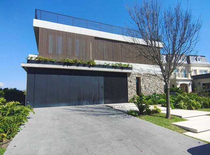 Casa · 1000m² · 5 Ambientes · 2 Cocheras