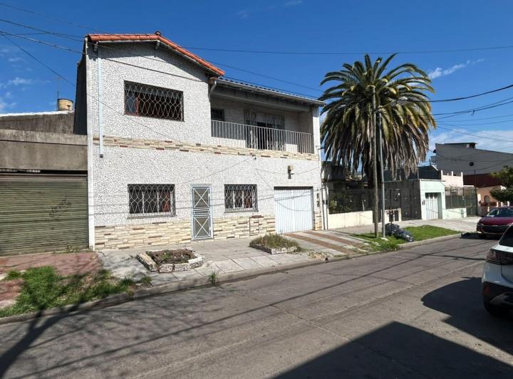 Casa · 253m² · 4 Ambientes · 2 Cocheras