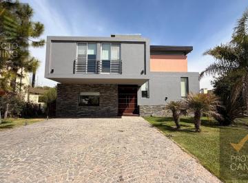 Casa · 221m² · 6 Ambientes · 2 Cocheras · Casa en Venta Barrio Don Joaquin Canning