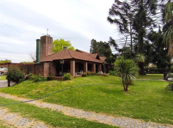 Casa · 260m² · 4 Dormitorios · 2 Cocheras