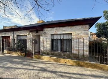 fachada · Casa en Esquina con 3 Dorm., Garaje y Jardín en Monte Grande
