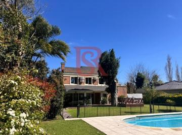 Casa · 260m² · 5 Ambientes · 3 Cocheras · Gz - Vivi en Abril - Casa con Pileta - Quincho y Gran Jardin
