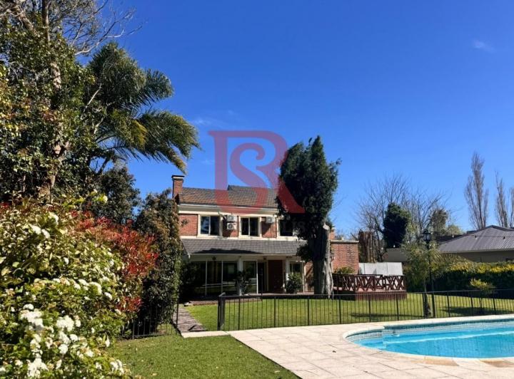 Casa · 260m² · 5 Ambientes · 3 Cocheras