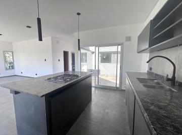 Casa · 93m² · 3 Ambientes · 1 Cochera · Venta Casa Pueblo Esther Barrio Cerrado Brisanova 2 Dorm. Estrenar