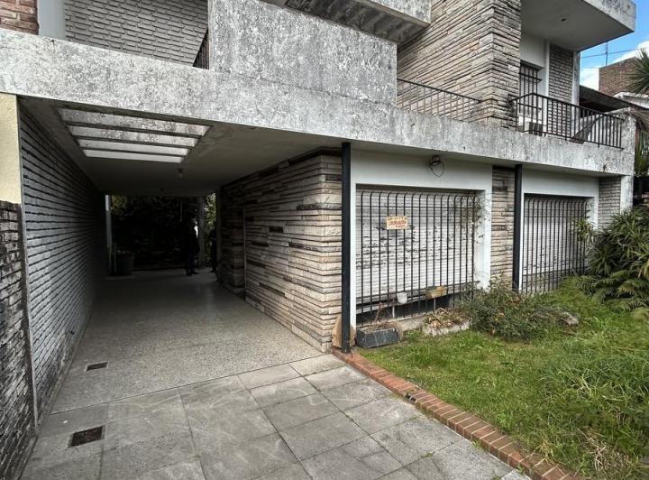 Casa · 180m² · 7 Ambientes · 3 Cocheras