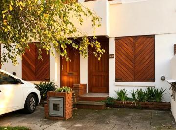 Casa · 65m² · 3 Ambientes · 1 Cochera · Duplex con Cochera Al Frente, Ideal Para 2 o 3 Personas