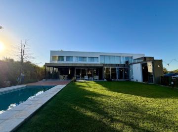 Casa · 500m² · 10 Ambientes · 2 Cocheras · Casa - Funes