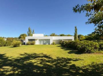 Casa · 180m² · 4 Ambientes · 2 Cocheras · Campos de Roca II