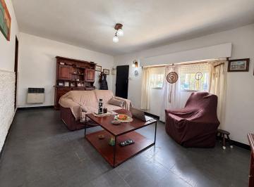 Casa · 228m² · 3 Ambientes · 1 Cochera · Casa con Local