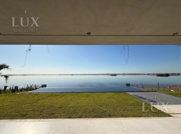 Casa · 406m² · 7 Ambientes · 4 Cocheras