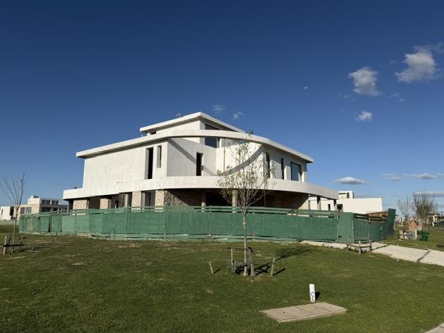 Casa · 416m² · 7 Ambientes · 2 Cocheras