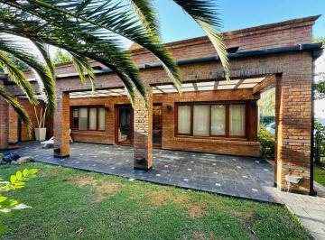 Casa · 300m² · 5 Ambientes · 1 Cochera · Casa en Venta El Carmen Country Club 4 Dorm.