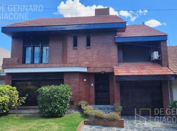 Casa · 250m² · 5 Ambientes · 2 Cocheras · Casa en Barrio Constitución