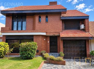 Casa · 250m² · 5 Ambientes · 2 Cocheras · Casa en Barrio Constitución