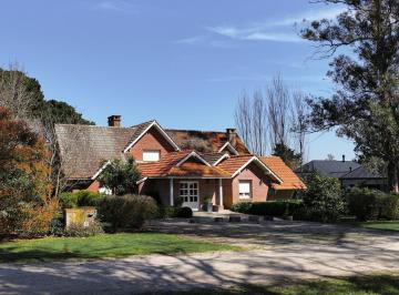Casa · 300m² · 7 Ambientes · 4 Cocheras · Casa de 7 Ambientes, Sobre La Cancha de Golf, en Marayui Country Club