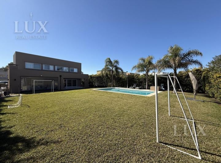 Casa · 240m² · 5 Ambientes · 4 Cocheras