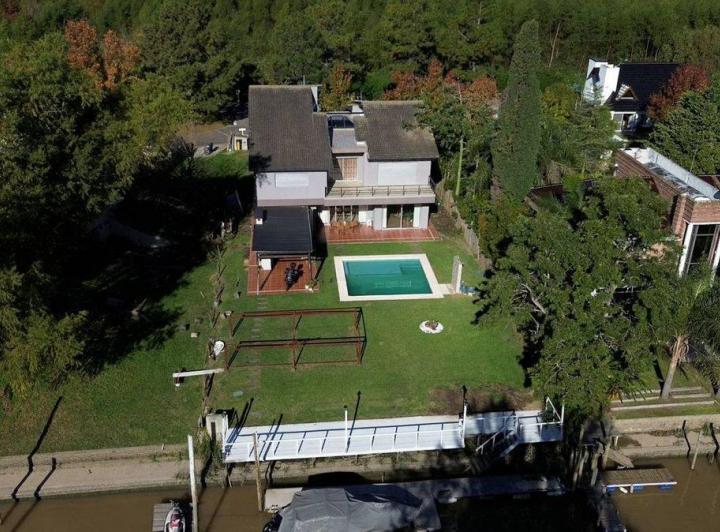 Casa · 350m² · 6 Ambientes · 2 Cocheras