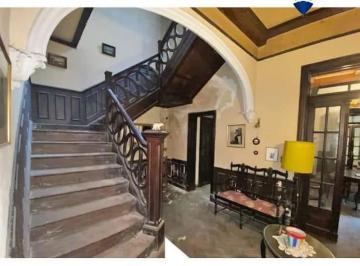 Casa · 300m² · 8 Ambientes · 2 Cocheras · Casona con Gran Terreno a Reciclar, Apta Desarrollo, Clínica o Uso Profesional