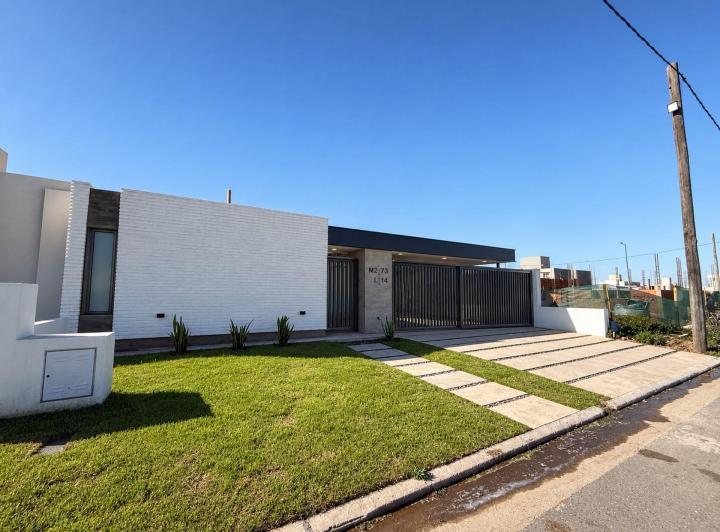 Casa · 228m² · 4 Ambientes · 2 Cocheras