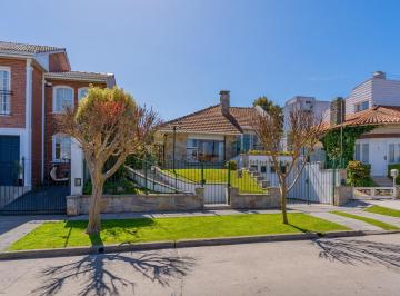 Casa · 215m² · 4 Ambientes · 2 Cocheras · Casa en Venta Chauvin