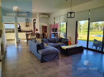 Casa · 250m² · 5 Ambientes · 2 Cocheras · Venta Casa con Piscina Barrio Cerrado en Campos de Roca I