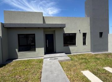 Casa · 95m² · 4 Ambientes · 2 Cocheras · Cf1366 - Desarrollo de Casa - 3 Dorm. - B° Yvyra Pyta