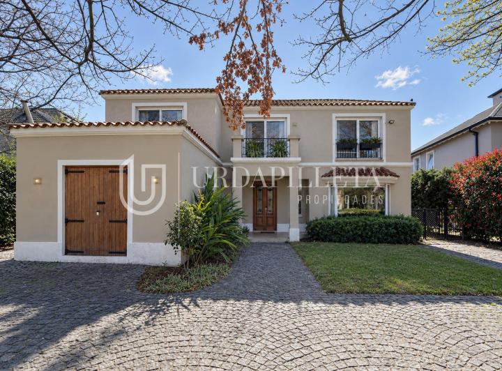 Casa · 460m² · 12 Ambientes · 3 Cocheras