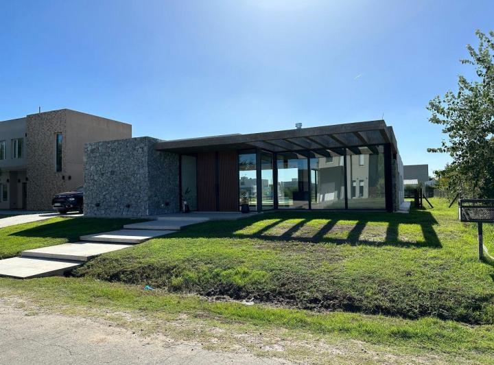 Casa · 270m² · 4 Ambientes · 2 Cocheras