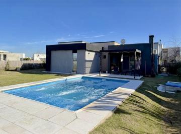 Casa · 137m² · 3 Ambientes · 3 Cocheras · Casa en Villalobos
