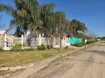 Casa de 4 ambientes, Oro Verde · Casa en Oro Verde Dos Casas Individuales con Quincho