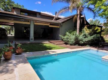 Casa · 220m² · 5 Ambientes · 3 Cocheras · Casa con Pileta en Club de Campo Las Perdices