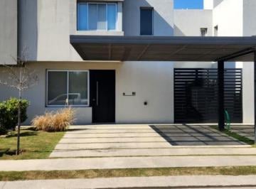 Casa · 140m² · 5 Ambientes · 1 Cochera · Tu Próximo Hogar Está en Valle Escondido | Dúplex de 3 Dorm. con Patio y Asador
