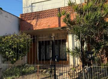 Casa · 180m² · 5 Ambientes · 1 Cochera · Casa Venta 3 Dorm. - Moron Sur