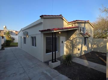 Casa · 303m² · 2 Dormitorios · 1 Cochera · Casa en Alquiler en Sarmiento 1175, Funes | 2 Dorm. | a m de Ruta 9