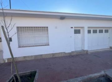 Casa · 129m² · 4 Ambientes · 1 Cochera · Casa en Alquiler 2 Hab. en Dorrego