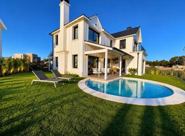 Casa · 250m² · 4 Ambientes · 4 Cocheras · Casa de Diseño 4 Ambientes con Piscina en Rumenco Joven