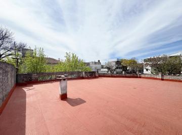 Casa · 140m² · 4 Ambientes · 1 Cochera · Casa con Local, Terraza, Garage y Patio en Parque Avellaneda
