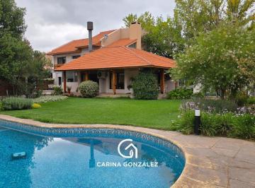 Casa · 825m² · 7 Ambientes · 2 Cocheras · Venta Casa en Cipolletti 4 Dormit. 3 Baños 1 Toilette - Barrio Manzanar Calle Ing. Cipolletti 1200