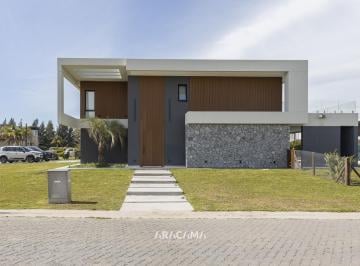 Casa · 350m² · 5 Ambientes · 2 Cocheras · Casa en Venta en La Providencia - Canning