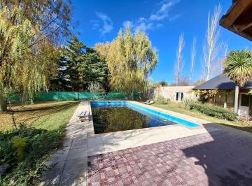 Quinta vacacional · 232m² · 6 Dormitorios · 4 Cocheras · Venta de Complejo de Viviendas en Gral. Roca.