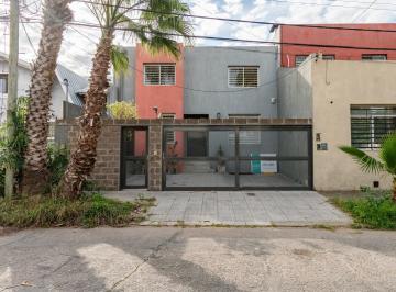 Casa · 230m² · 6 Ambientes · 2 Cocheras · Moderna y Cómoda Casa en Venta y Alquiler en Florida con Piscina y Excelentes Accesos.