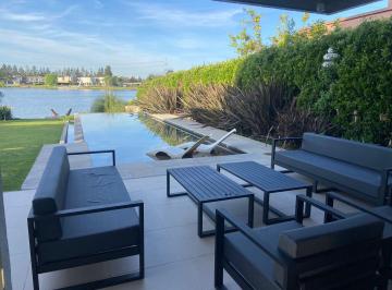 Casa · 230m² · 3 Dormitorios · Enero 2027