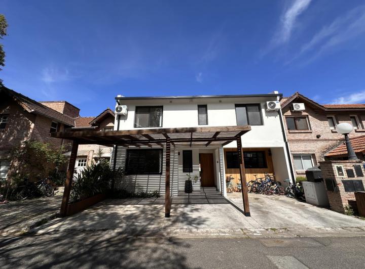 Casa · 159m² · 8 Ambientes · 3 Cocheras