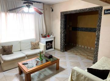 Casa · 260m² · 5 Ambientes · 1 Cochera · Casa en Banfield Este