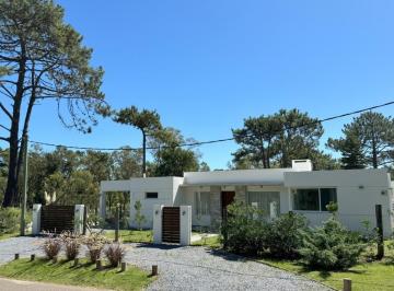 Casa · 192m² · 4 Ambientes · 1 Cochera · Casa en La Barra. 3 Dorm. a Pasos de Ruta 10