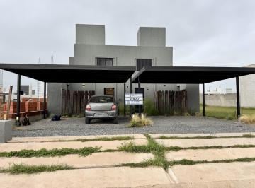 Casa · 85m² · 4 Ambientes · 2 Cocheras · Duplex 2 Dorm. Cochera Doble Docta a 1 Cuadra de Plaza